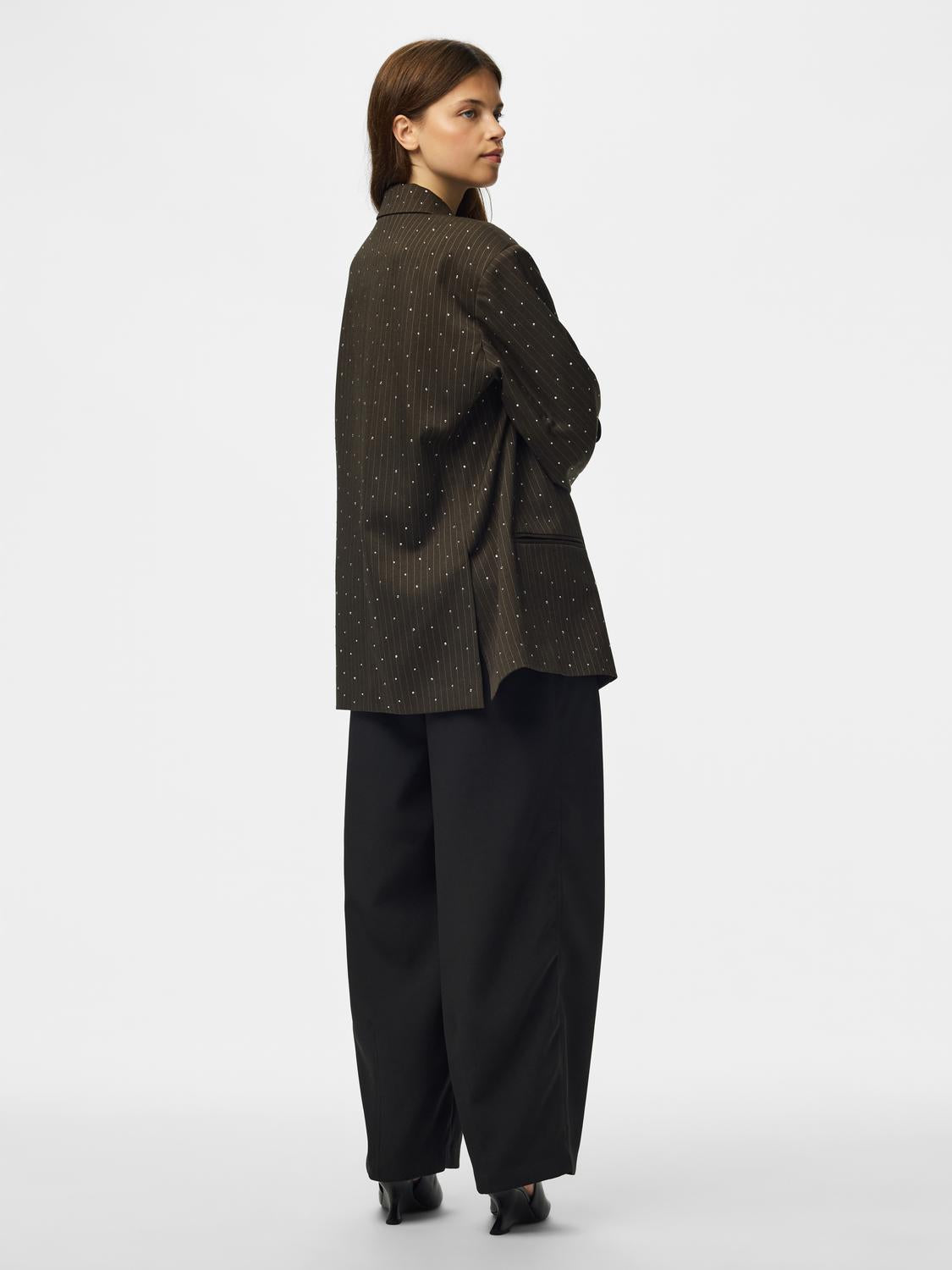model_shot-back
